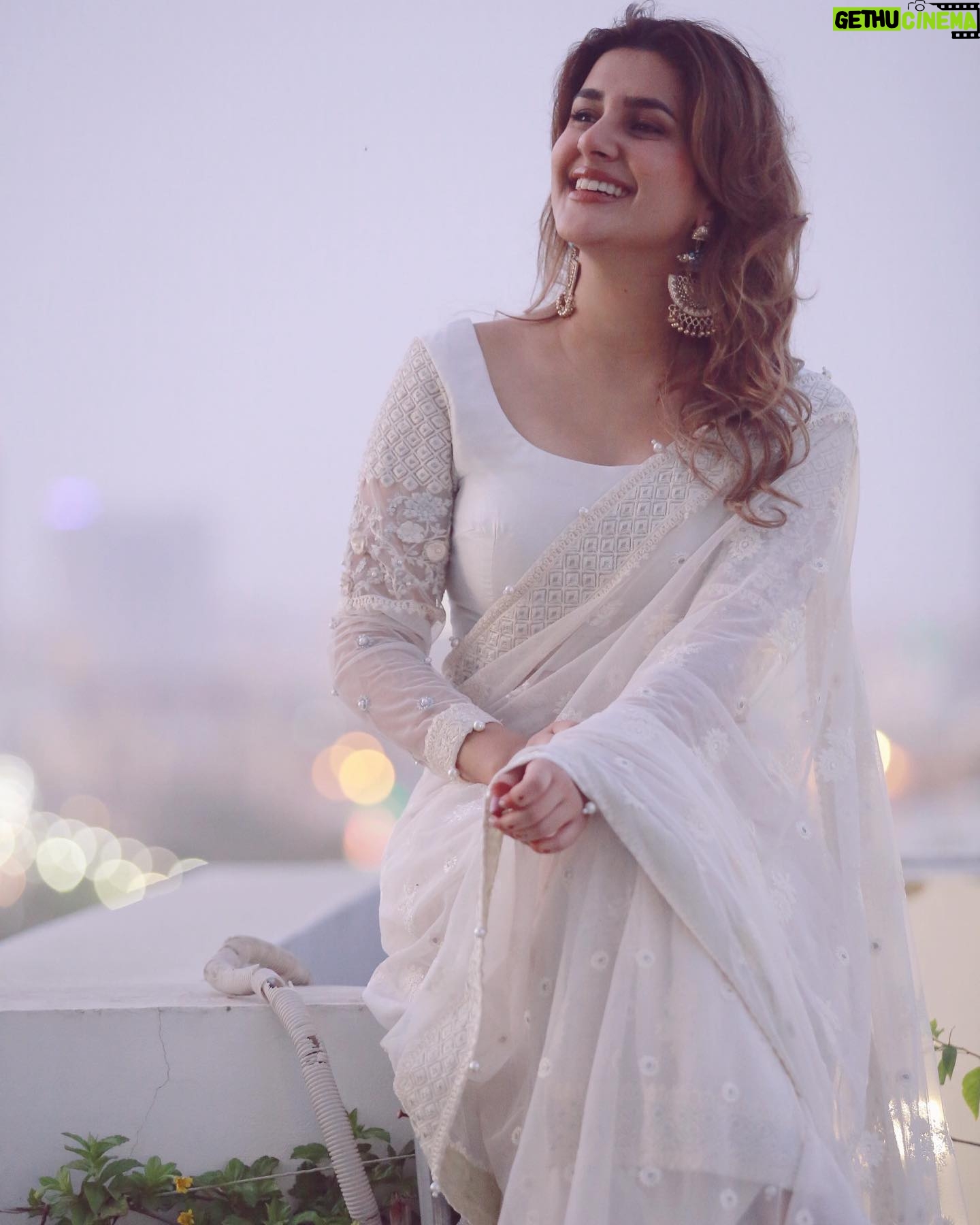 Kubra Khan - 283.2K Likes - Absolutely love my Eidi from @mariabofficial 🤍✨ #EidDay2
____________________________
👗: @mariabofficial
💄: @daanii_bukhari
📸: @omarsaeedofficial