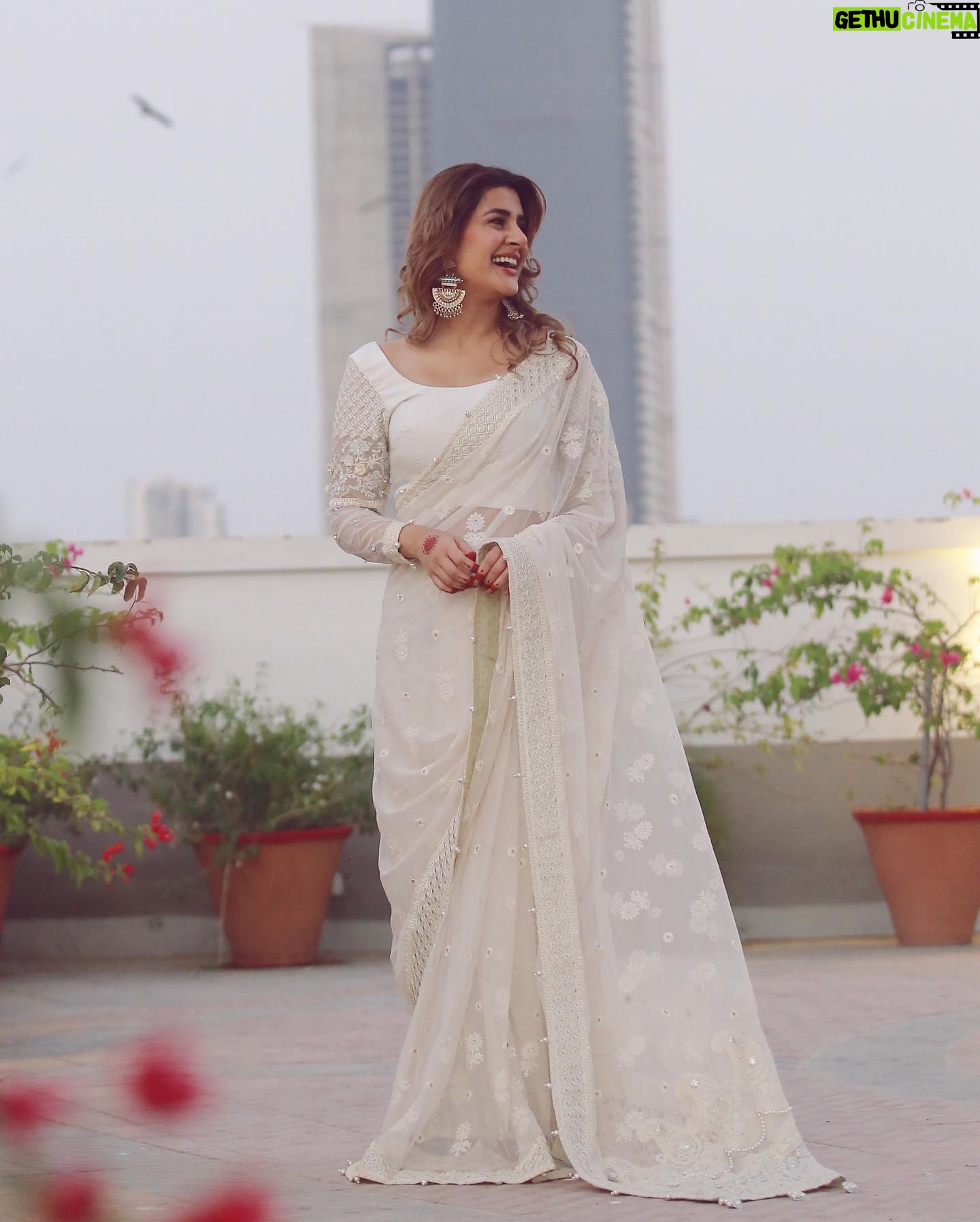 Kubra Khan - 283.2K Likes - Absolutely love my Eidi from @mariabofficial 🤍✨ #EidDay2
____________________________
👗: @mariabofficial
💄: @daanii_bukhari
📸: @omarsaeedofficial