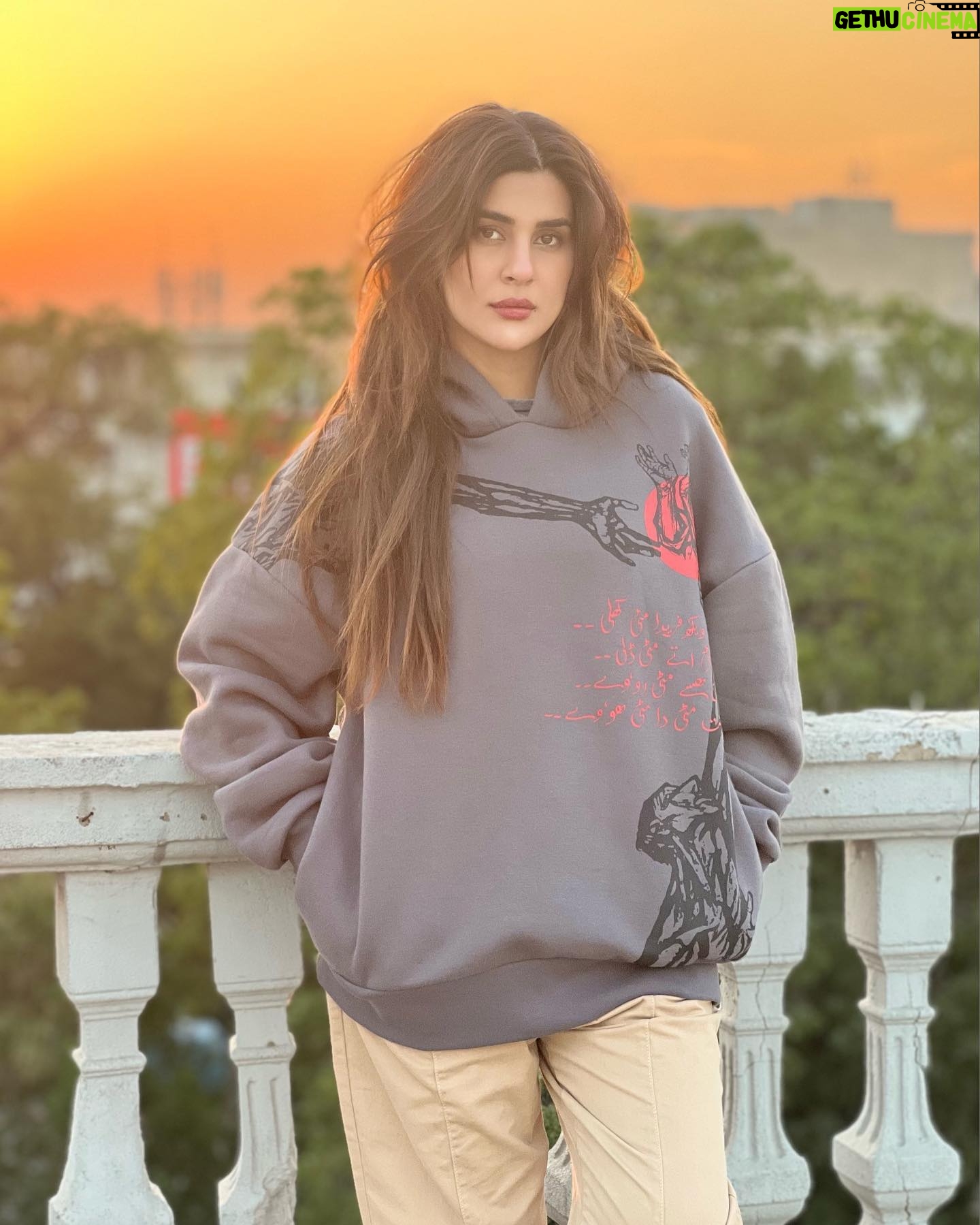 Kubra Khan - 270.2K Likes - Na Kar bandeya Meri Meri na ay teri na ay Meri
Char dina da Mela duniya. Fir mitti di dheri - #BullehShah @amara_sikander @amara_sikander