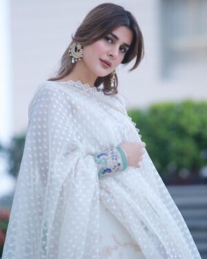 Kubra Khan Instagram - Meri taraf se Aap Sab ko.. Bohot Bohot Eid Mubarak. Aap Sab ki Eid aapki iftari ke plate se ziyada khushiyon bhari ho. Ameen 🙏🏼❤️ 

👗: @sadaffawadkhan 💖 
💄: @daanii_bukhari ❤️
📸: @omarsaeedofficial