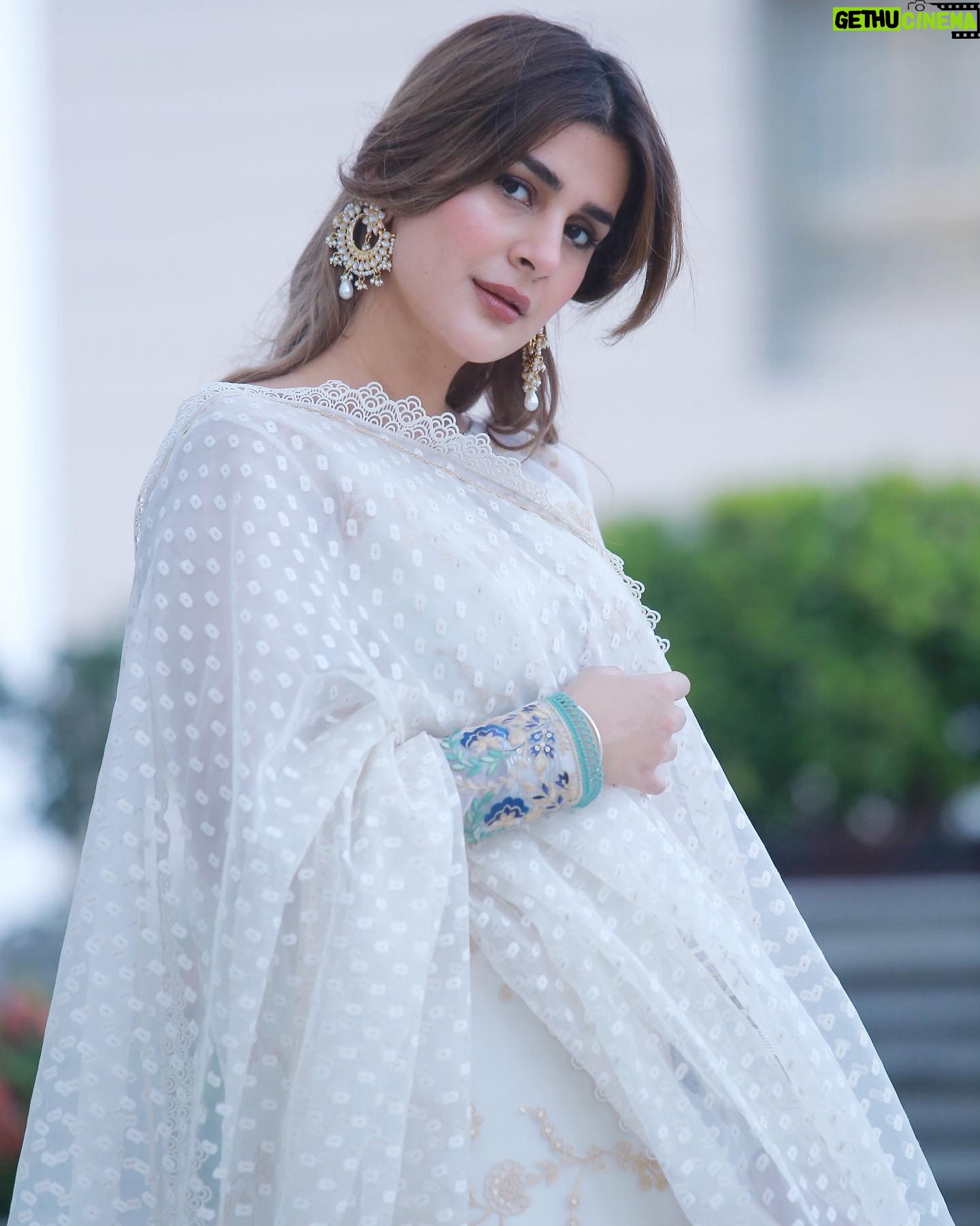 Kubra Khan - 291.6K Likes - Meri taraf se Aap Sab ko.. Bohot Bohot Eid Mubarak. Aap Sab ki Eid aapki iftari ke plate se ziyada khushiyon bhari ho. Ameen 🙏🏼❤️
👗: @sadaffawadkhan 💖
💄: @daanii_bukhari ❤️
📸: @omarsaeedofficial