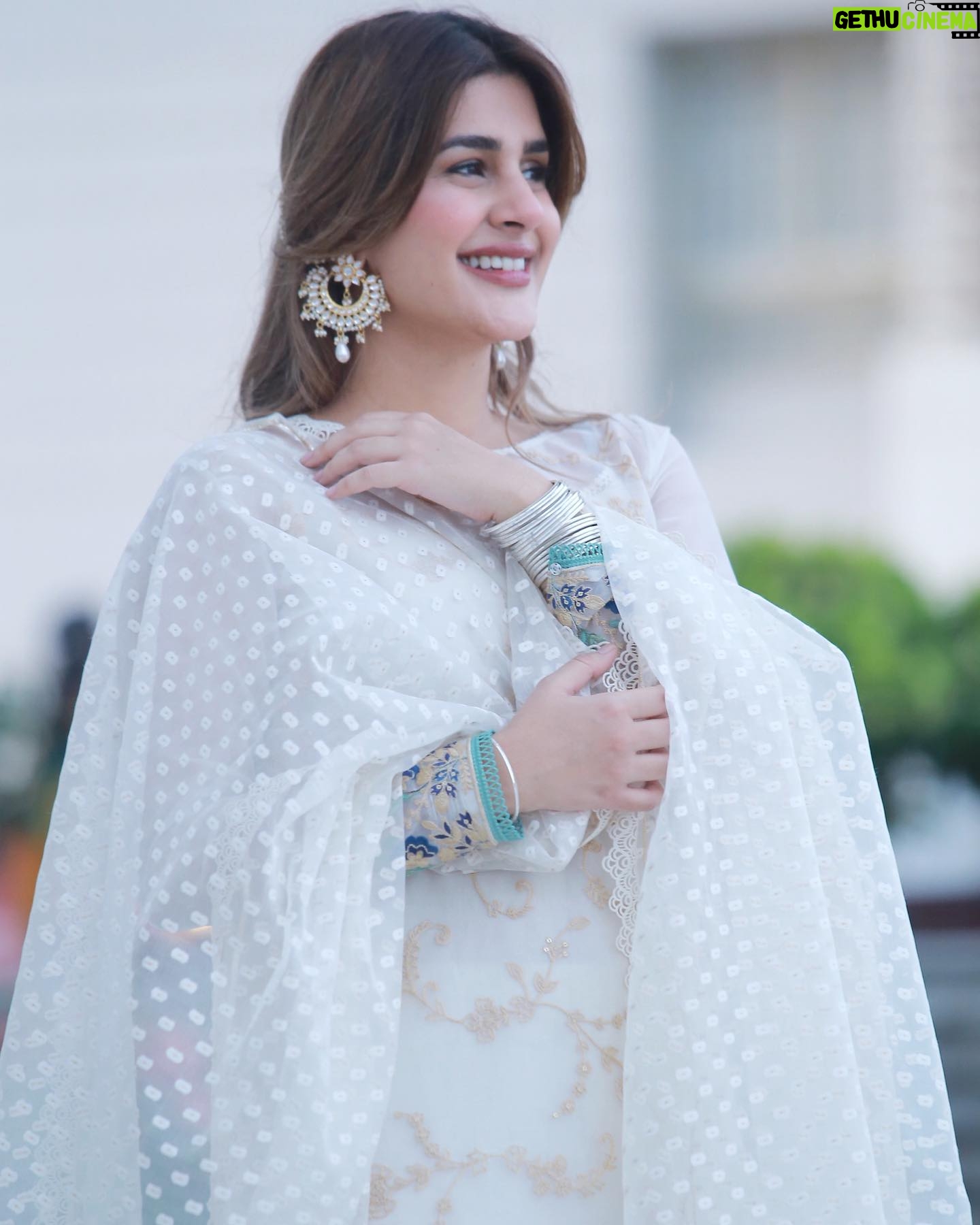 Kubra Khan - 291.6K Likes - Meri taraf se Aap Sab ko.. Bohot Bohot Eid Mubarak. Aap Sab ki Eid aapki iftari ke plate se ziyada khushiyon bhari ho. Ameen 🙏🏼❤️
👗: @sadaffawadkhan 💖
💄: @daanii_bukhari ❤️
📸: @omarsaeedofficial