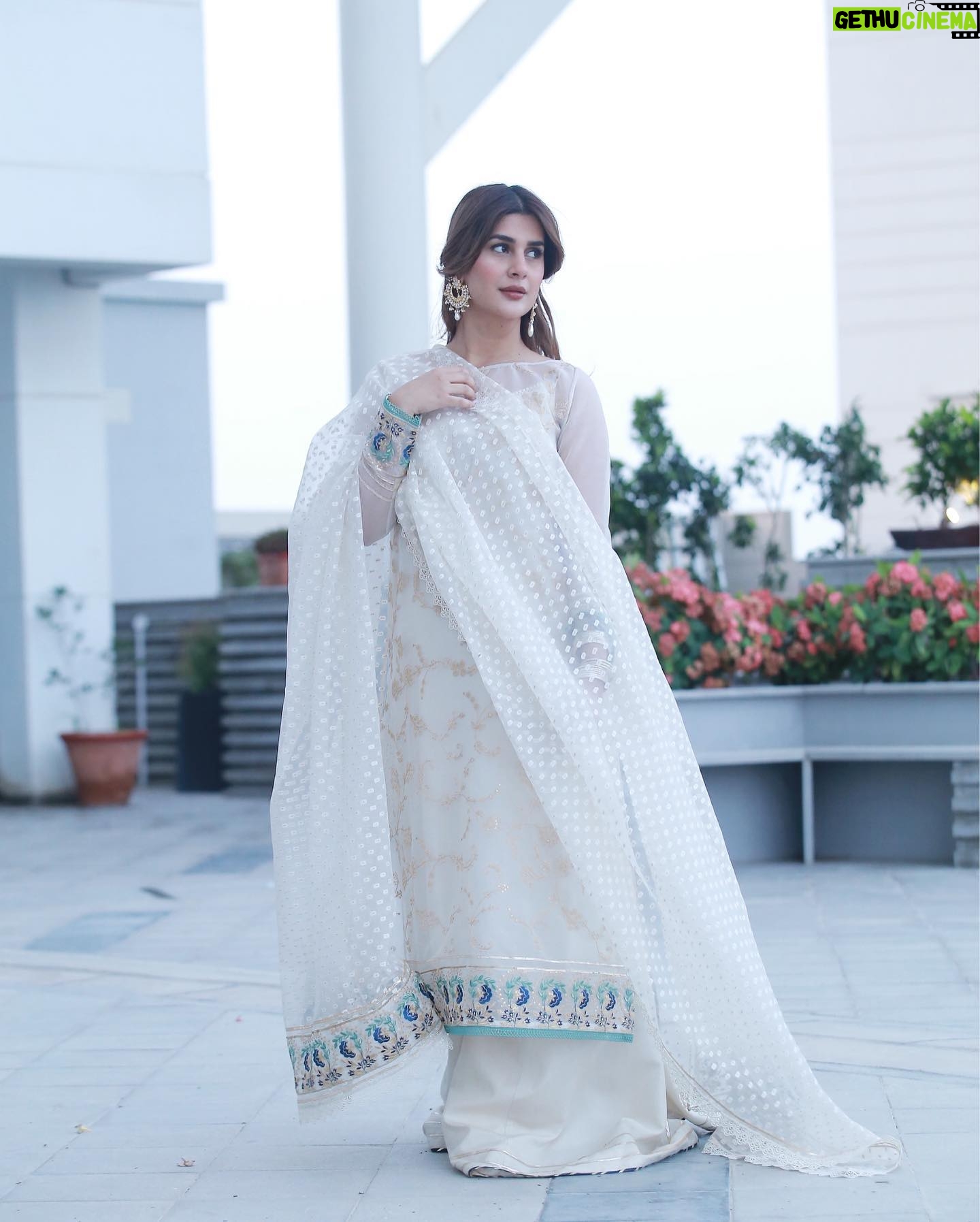 Kubra Khan - 291.6K Likes - Meri taraf se Aap Sab ko.. Bohot Bohot Eid Mubarak. Aap Sab ki Eid aapki iftari ke plate se ziyada khushiyon bhari ho. Ameen 🙏🏼❤️
👗: @sadaffawadkhan 💖
💄: @daanii_bukhari ❤️
📸: @omarsaeedofficial