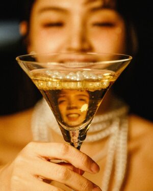 Kung Ching-Ting Instagram - 「往事暗沈不可追，來日之路光明燦爛」
謝謝今年遇到的一切🫶🏻

謝謝每一個2024相遇的你
2025再麻煩多多指教🥹🫶🏻

#2024 #birthday 
-
📷 @lucas__visual 
💋 @pingpingfang 
🎨 @ri_________ck