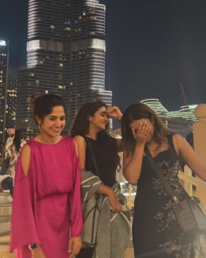 Kushee Ravi Instagram - We don’t see flaws , just fun !! 
.
.
.
#dia #film #filmindustry #dubai #soulofdia #kannnadathi❤️ #crazyfriends #funtalks