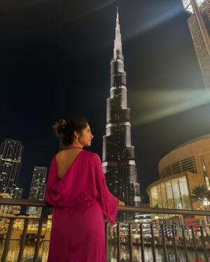 Kushee Ravi Instagram - Not me stealing Burj Khalifa’s thunder 🤩😇🫣
.
.
Pc : @karthi_mahesh @divya_uruduga ❤️
Outfit : @zara 
Stylist : @stylebyaishwarya ❤️