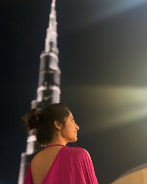 Kushee Ravi Instagram - Not me stealing Burj Khalifa’s thunder 🤩😇🫣
.
.
Pc : @karthi_mahesh @divya_uruduga ❤️
Outfit : @zara 
Stylist : @stylebyaishwarya ❤️