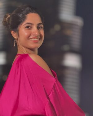 Kushee Ravi Instagram - Not me stealing Burj Khalifa’s thunder 🤩😇🫣
.
.
Pc : @karthi_mahesh @divya_uruduga ❤️
Outfit : @zara 
Stylist : @stylebyaishwarya ❤️