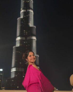 Kushee Ravi Instagram - Not me stealing Burj Khalifa’s thunder 🤩😇🫣
.
.
Pc : @karthi_mahesh @divya_uruduga ❤️
Outfit : @zara 
Stylist : @stylebyaishwarya ❤️