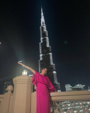 Kushee Ravi Instagram - Not me stealing Burj Khalifa’s thunder 🤩😇🫣
.
.
Pc : @karthi_mahesh @divya_uruduga ❤️
Outfit : @zara 
Stylist : @stylebyaishwarya ❤️