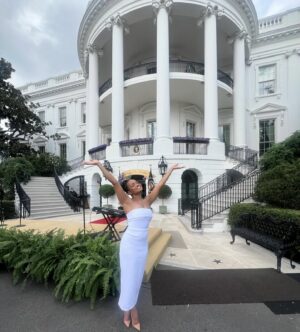 Kyla Pratt Instagram - Baby also got to do a little thing like have brunch on the south lawn of the White House while celebrating black excellence!

Thank you @trellworld for creating a space that celebrates us and dreaming so big that you brought us to the White House that our ancestors built. 

I think we’re gonna have many more White House parties over the next four years. 💪🏽🥰🔥

@blackexcellencebrunch 
@whitehouse