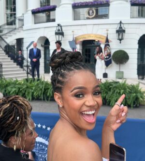 Kyla Pratt Instagram - Baby also got to do a little thing like have brunch on the south lawn of the White House while celebrating black excellence!

Thank you @trellworld for creating a space that celebrates us and dreaming so big that you brought us to the White House that our ancestors built. 

I think we’re gonna have many more White House parties over the next four years. 💪🏽🥰🔥

@blackexcellencebrunch 
@whitehouse