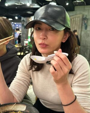 Kyoko Hasegawa Instagram - ニセコ初上陸。
パウダースノーだとスキーが上手くなったと感じるよと言われたけど。
なかなか上手くならない...😢
どうしたらスキーが滑れるようになるんでしょうか？
#niseko#ski#powdersnowboarding