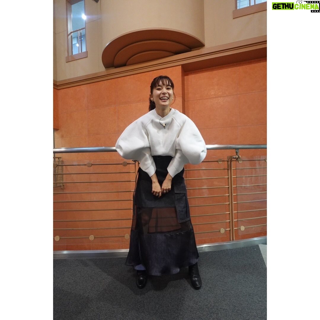 Kyoko Yoshine - 63.1K Likes - あけましておめでとうございます!🎍
早起きしたのに長時間のお昼寝しちゃって
ありゃりゃ?となってる今です。
本日17時からまどかチームで
「バナナサンド 元旦4時間SP」出演させていただきます🌱
よろしくお願いします🕊️
りったんとお仕事で会えるのは
感慨深くて、とっても嬉しくて...!
同じ1月期一緒に頑張ろうねっ😚♡
2025年もよろしくお願いします!
走るぞーー!