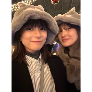 Kyoko Yoshine Instagram - メリークリスマス🎄✨

前にかなちゃんとクリスマスディズニーした時の！

お揃いルシファー🐈♡
楽しかったなぁ！！！