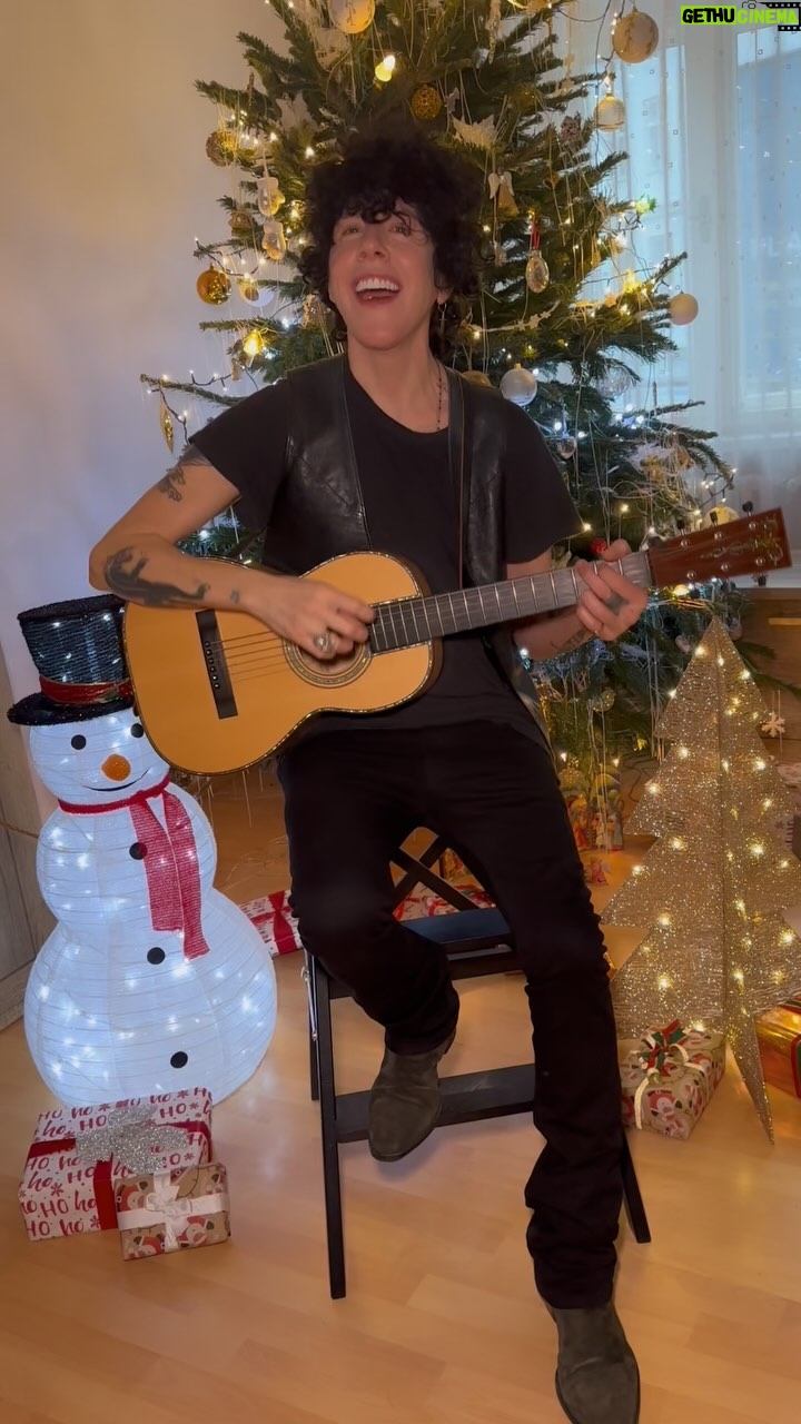 LP - 93.8K Likes - Merry Christmas! Happy Holidays!! And so much love 🙏🏻❤️🎄❤️🎁❤️