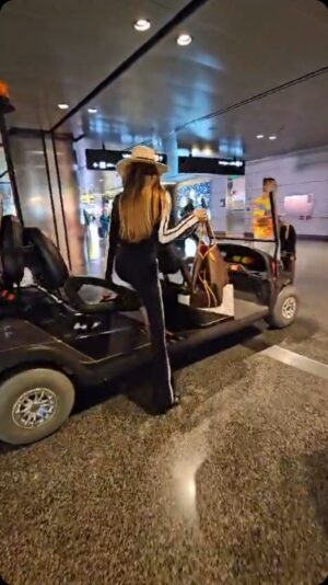 La Toya Jackson Instagram - Up at 3am On my way back to LA!!!
Happy New Year’s guys!🎊

#happynewyears #instagood #photooftheday #life #mood #music #la #fun #thejacksons #thejacksonfamily #love #latoyajackson