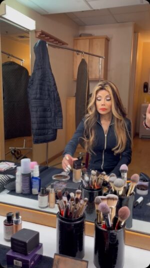 La Toya Jackson Instagram - At it again! Getting ready! 
Happy Holidays and blessings to you all!🎄🎄🎄
Have a wonderful week guys!😘

#HappyHolidays #Hoildays #fun #mood #instagood #photooftheday #life #grateful #carminaangel #thejacksons #jacksonfamily #love #latoyajackson