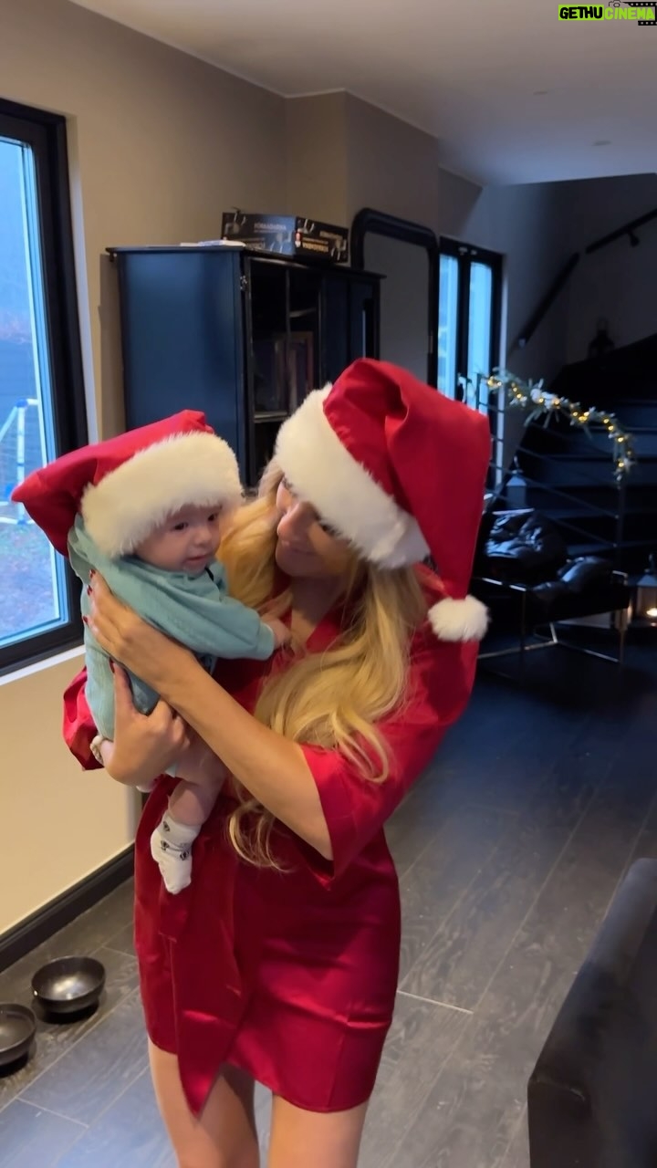 Laila Bagge - 16.1K Likes - God jul på er ❤️🎅🏻. Hoppas ni alla får en fantastisk julafton! Själv så firar jag med några av mina syskon och deras familjer. Detta blir lille Noahs första jul tillsammans med sina kusiner. Han är så gullig 😍Kram L