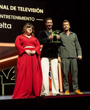 Lala Chus Instagram - 🩷MI 2024 🩷

El año más loco de mi vida…

1. De cuando fui pregonera de los carnavales de Fuenlabrada y fui disfrazada de pepinillo. 🥒
2. De cuando fui actriz en una serie chulísima que se estrena dentro de poquito. 🎬
3. De cuando gané el Premio Ídolo de Humor 🏆
4. De cuando presenté los Premios Min ♥️
5. De cuando fui madrina en el mejor programa del mundo. 
6. De cuando presenté junto a mi amada @henarconh_ los Premios Ondas de los podcasts. 
7. De cuando llenamos cada mes el Teatro Capitol, con el show que tengo con mi Morch @bertuss___ 
8. De cuando no supimos comportarnos en los Premios Planeta con mis @evasoriano_ y mi @nachogarciar en representación del mejor programa de radio, 'Cuerpos Especiales'. 
9. De cuando recogimos el Premio Ondas por 'La Revuelta'
10. De cuando presenté las CAMPANADAS 2024 en RTVE con el David. 

Uf mamasita, si ha sido el 2024 ha sido así, no sé qué nos deparará el 2025.
Va a estar bonito descubrirlo juntos🩷🩷🩷🩷🩷🩷 os quiero mil.