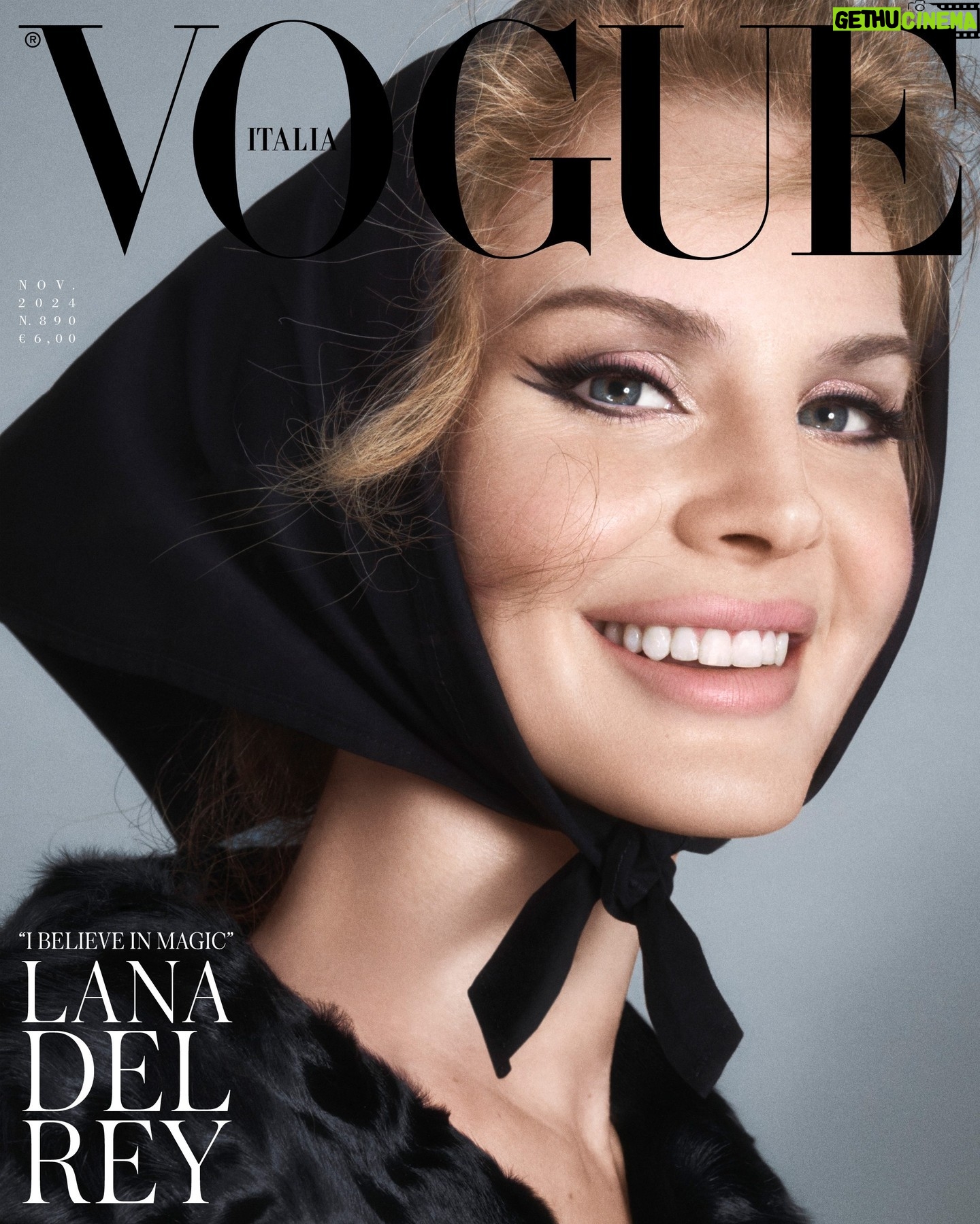 Lana Del Rey - 3.1 Million Likes - Lana Del Rey (@honeymoon) è la cover star del numero di novembre di #VogueItalia fotografata da Steven Meisel. Leggi l’intervista completa, curata da @leifucorinnecorci, al link in bio e nel nuovo numero di Vogue Italia, in edicola dal 31 ottobre.
Lana indossa un cappotto @miumiu.
Credits:
Photographer: @stevenmeiselofficial
Stylist: Karl Templer
Hair: @guidopalau
Make-up: @patmcgrathreal
Nails: @jinsoonchoi
Tailor: @raul.tailor
Stylist Assistant: Caroline Hampton
Stylist Assistant: Adrian Reyna
Post Production: @glossnewyork
Production: @prodn_artandcommerce
Vogue Italia Head of Editorial Content: @franragazzi
Global Creative Director: @raulmartinez1024
Global Entertainment Director: @sergiokletnoy
#VogueCover #NovemberIssue