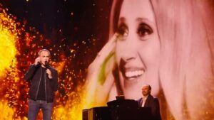 Lara Fabian Instagram - Une fois n’est pas coutume, j’ai répondu à l’invitation de l’amie @faustinebollaert pour faire une surprise à l’inégalable @larafabianofficial (ma Sicilienne adorée pour qui j’ai une admiration et un respect infinis) en poussant la chansonnette pour une surprise avec un titre culte de Lucio Battisi #epensoate (que @claudiocapeo avait interprété aussi) repris en grec par le regretté @lavrentis_machairitsas (Ti na po). Je partage un extrait de la séquence où j’ai eu, par ailleurs, le plaisir de retrouver @tim_music_off et @anabel__music de #thevoicefamily et d’autres amis comme @jenniferboccara Μια μικρή έκπληξη για την φίλη μου Λάρα Φαμπιάν με ένα τραγούδι του Μπατίστι που έκανε γνωστό στην Ελλάδα ο αείμνηστος Λαυρέντης μας. Ανταποκρίθηκα στο κάλεσμα της εκπομπής της Φοστίν για να εκφράσω τον θαυμασμό και την αγάπη μου στην πιο Ιταλίδα γαλλόφωνη τραγουδίστρια της καρδίας και φίλη της Ελλαδας, Λάρα #instanikos Merci à @jeanfifous et @florence_boudaud pour leur invitation sur @france3
