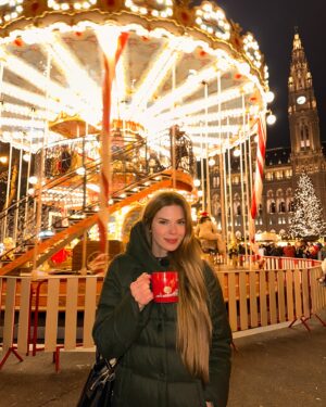 Larissa Gacemer Instagram - Çok tatlısın Wien 🫶🏻 😍🎄💫 #xmas