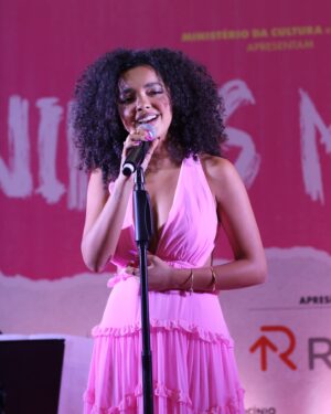Laura Castro Instagram - ontem anunciamos que eu vou dar vida à Cady Heron na primeira versão brasileira do musical da Broadway, Meninas Malvadas 💖 e ainda descobri que sou a primeira atriz preta a interpretar essa personagem no mundo. O quão incrível é isso?! Um musical que fala sobre sororidade, sobre não se contaminar pela competitividade feminina que é tão estimulada no nosso mundo, sobre não deixar com que uma vontade de se encaixar apague o que você tem de mais bonito em você, sobre aprender a valorizar quem te aceita por quem você realmente é… sobre tantas outras coisas importantes… Quem diria que a Laura, que já teve que passar por esse processo de mudar de escola e entrar em um ambiente completamente novo 5 vezes, já sofreu bullying e sabe muito bem a sensação de sentir que não pertence a algum lugar, assim como a sensação de ser verdadeiramente amada, agora estaria trazendo essas mensagens pra que outras meninas se sintam vistas, não se sintam sozinhas e se inspirem! Que orgulho! E que sorte saber que estarei trabalhando com uma produção e equipe que já têm demonstrado tanto carinho e atenção por esse projeto e que vou fazer parte de um elenco tão diverso, colorido, incrível e BARRO (que ainda vai ser revelado 🤫)!! Não canso em falar da magia de ser artista! Tô tão feliz! Vocês podem ter toda certeza de que vou dar o meu melhor em cada sessão 💖 Mal posso esperar pra começar a ensaiar logoooooooooo! AH, E OS INGRESSOS JÁ ESTÃO À VENDA, vc n vai perder a oportunidade de ver o musical mais barro de 2025, né?! O link tá na bio!! 💖
(📸: @luanachvs )