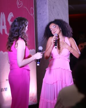 Laura Castro Instagram - ontem anunciamos que eu vou dar vida à Cady Heron na primeira versão brasileira do musical da Broadway, Meninas Malvadas 💖 e ainda descobri que sou a primeira atriz preta a interpretar essa personagem no mundo. O quão incrível é isso?! Um musical que fala sobre sororidade, sobre não se contaminar pela competitividade feminina que é tão estimulada no nosso mundo, sobre não deixar com que uma vontade de se encaixar apague o que você tem de mais bonito em você, sobre aprender a valorizar quem te aceita por quem você realmente é… sobre tantas outras coisas importantes… Quem diria que a Laura, que já teve que passar por esse processo de mudar de escola e entrar em um ambiente completamente novo 5 vezes, já sofreu bullying e sabe muito bem a sensação de sentir que não pertence a algum lugar, assim como a sensação de ser verdadeiramente amada, agora estaria trazendo essas mensagens pra que outras meninas se sintam vistas, não se sintam sozinhas e se inspirem! Que orgulho! E que sorte saber que estarei trabalhando com uma produção e equipe que já têm demonstrado tanto carinho e atenção por esse projeto e que vou fazer parte de um elenco tão diverso, colorido, incrível e BARRO (que ainda vai ser revelado 🤫)!! Não canso em falar da magia de ser artista! Tô tão feliz! Vocês podem ter toda certeza de que vou dar o meu melhor em cada sessão 💖 Mal posso esperar pra começar a ensaiar logoooooooooo! AH, E OS INGRESSOS JÁ ESTÃO À VENDA, vc n vai perder a oportunidade de ver o musical mais barro de 2025, né?! O link tá na bio!! 💖
(📸: @luanachvs )