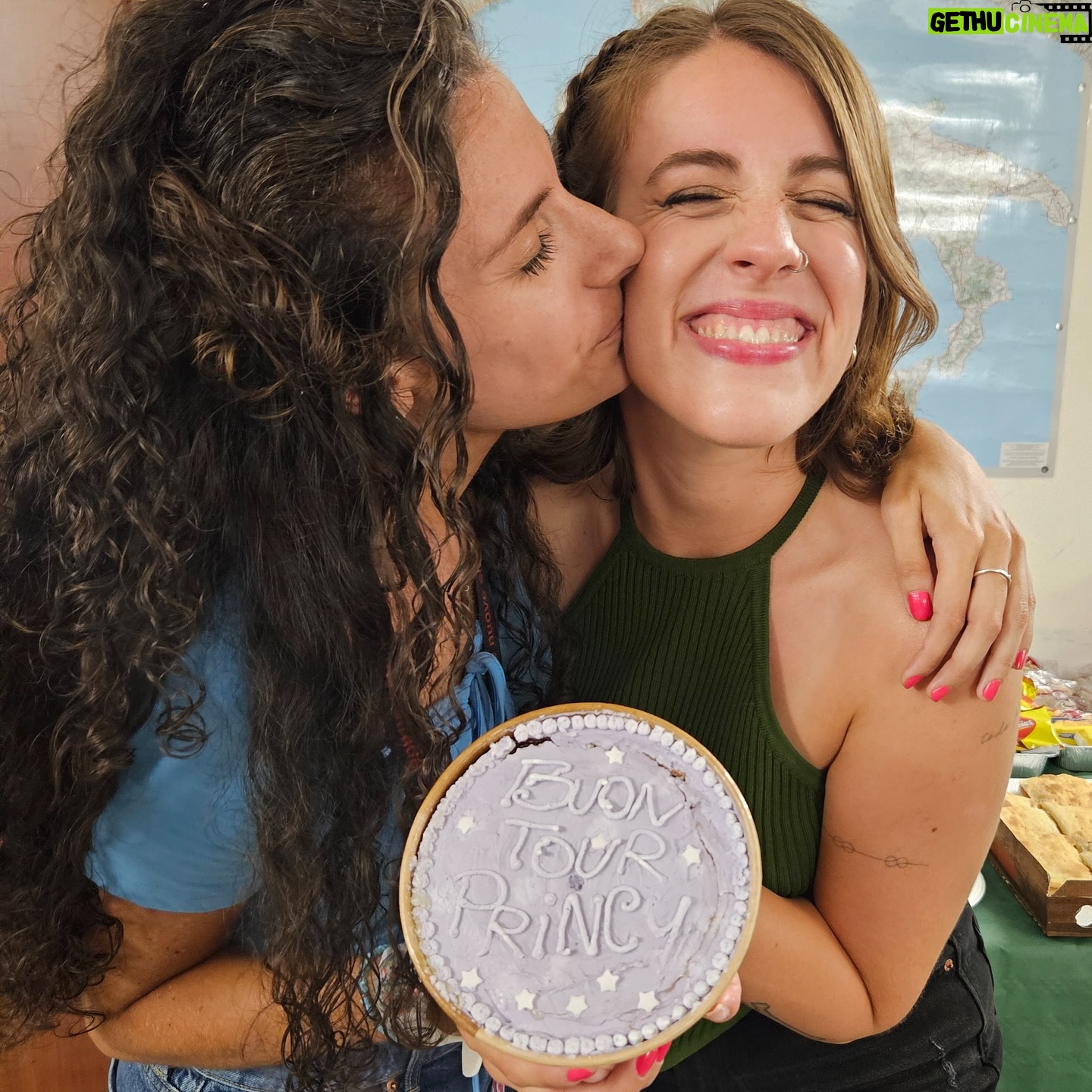 Laura Esquivel - 13.2K Likes - imposible resumir mi 2024. de hecho me pone de mal humor no poner todas las fotos que quiero.. pero bueno, aca van algunas jajaja ✨🥂
1. conocimos París 🥹
2. una de las fotos cuando estabamos creando la portada junto a @_yucindy @anfulful @notyouriso
3. Italia y @teenagedreamparty 🩷
4. Cleopatro @facucedeira y su acompañamiento que fue fundamental! te amo ❤️
5. sin @heymartii no hubiera viajado a Italia
6. rodando “Girasol” (el corte de mi álbum) junto al director @gus.nuniez y mis amigos de @heyboydenim que siempre me acompañan con su ropita.
7. como me tuve que quedar más tiempo en Italia, termine cargando mi álbum desde la tablet a todas las plataformas digitales.
8. la portada final @anfulful @notyouriso y vestidito de mis aligos @pupetete
9. grabando visualizers @gus.nuniez
10. mi primer show en @latrastiendaoficial
11. las chicas copiando pose.
12. coincidencias de la vida. abrazo de satisfacción con @_yucindy y feliz de que me acompañe en ésta nueva etapa de mi vida!
13. el #charlyday de @olgaenvivo que me transformó la vida
14. carrera con mamá @lahijadelviento
15. fui invitada a @premiosgardel y espero con ansias estar nominada en la próxima edición, levantando la bandera de artista independiente 🫶🏻 con vestidito hermoso de @pupetete
16. con él empezó todo.. mi Productor Musical @marcelonunezok pieza fundamental de éste nuevo camino.
17. papá se recibió de Profesor de Tenis.
y tantas cosas más….. que es imposible resumir todo acá…
GRACIAS A USTEDES por uno de los mejores años de mi vida 🦋!!!!!!