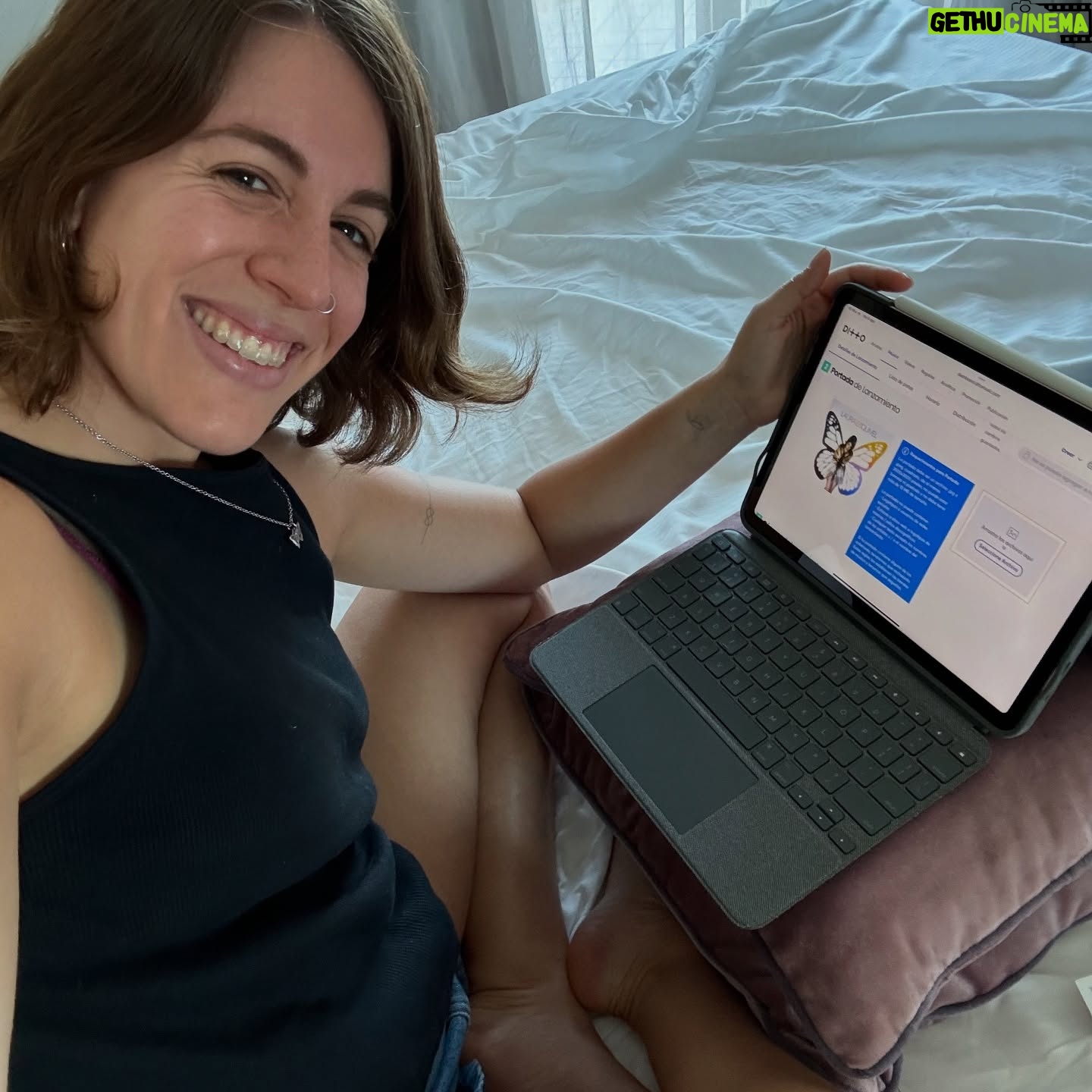 Laura Esquivel - 13.2K Likes - imposible resumir mi 2024. de hecho me pone de mal humor no poner todas las fotos que quiero.. pero bueno, aca van algunas jajaja ✨🥂
1. conocimos París 🥹
2. una de las fotos cuando estabamos creando la portada junto a @_yucindy @anfulful @notyouriso
3. Italia y @teenagedreamparty 🩷
4. Cleopatro @facucedeira y su acompañamiento que fue fundamental! te amo ❤️
5. sin @heymartii no hubiera viajado a Italia
6. rodando “Girasol” (el corte de mi álbum) junto al director @gus.nuniez y mis amigos de @heyboydenim que siempre me acompañan con su ropita.
7. como me tuve que quedar más tiempo en Italia, termine cargando mi álbum desde la tablet a todas las plataformas digitales.
8. la portada final @anfulful @notyouriso y vestidito de mis aligos @pupetete
9. grabando visualizers @gus.nuniez
10. mi primer show en @latrastiendaoficial
11. las chicas copiando pose.
12. coincidencias de la vida. abrazo de satisfacción con @_yucindy y feliz de que me acompañe en ésta nueva etapa de mi vida!
13. el #charlyday de @olgaenvivo que me transformó la vida
14. carrera con mamá @lahijadelviento
15. fui invitada a @premiosgardel y espero con ansias estar nominada en la próxima edición, levantando la bandera de artista independiente 🫶🏻 con vestidito hermoso de @pupetete
16. con él empezó todo.. mi Productor Musical @marcelonunezok pieza fundamental de éste nuevo camino.
17. papá se recibió de Profesor de Tenis.
y tantas cosas más….. que es imposible resumir todo acá…
GRACIAS A USTEDES por uno de los mejores años de mi vida 🦋!!!!!!