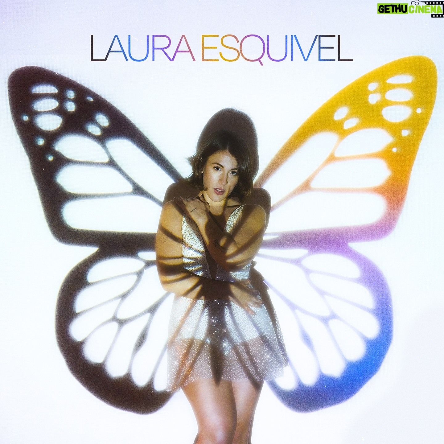 Laura Esquivel - 13.2K Likes - imposible resumir mi 2024. de hecho me pone de mal humor no poner todas las fotos que quiero.. pero bueno, aca van algunas jajaja ✨🥂
1. conocimos París 🥹
2. una de las fotos cuando estabamos creando la portada junto a @_yucindy @anfulful @notyouriso
3. Italia y @teenagedreamparty 🩷
4. Cleopatro @facucedeira y su acompañamiento que fue fundamental! te amo ❤️
5. sin @heymartii no hubiera viajado a Italia
6. rodando “Girasol” (el corte de mi álbum) junto al director @gus.nuniez y mis amigos de @heyboydenim que siempre me acompañan con su ropita.
7. como me tuve que quedar más tiempo en Italia, termine cargando mi álbum desde la tablet a todas las plataformas digitales.
8. la portada final @anfulful @notyouriso y vestidito de mis aligos @pupetete
9. grabando visualizers @gus.nuniez
10. mi primer show en @latrastiendaoficial
11. las chicas copiando pose.
12. coincidencias de la vida. abrazo de satisfacción con @_yucindy y feliz de que me acompañe en ésta nueva etapa de mi vida!
13. el #charlyday de @olgaenvivo que me transformó la vida
14. carrera con mamá @lahijadelviento
15. fui invitada a @premiosgardel y espero con ansias estar nominada en la próxima edición, levantando la bandera de artista independiente 🫶🏻 con vestidito hermoso de @pupetete
16. con él empezó todo.. mi Productor Musical @marcelonunezok pieza fundamental de éste nuevo camino.
17. papá se recibió de Profesor de Tenis.
y tantas cosas más….. que es imposible resumir todo acá…
GRACIAS A USTEDES por uno de los mejores años de mi vida 🦋!!!!!!