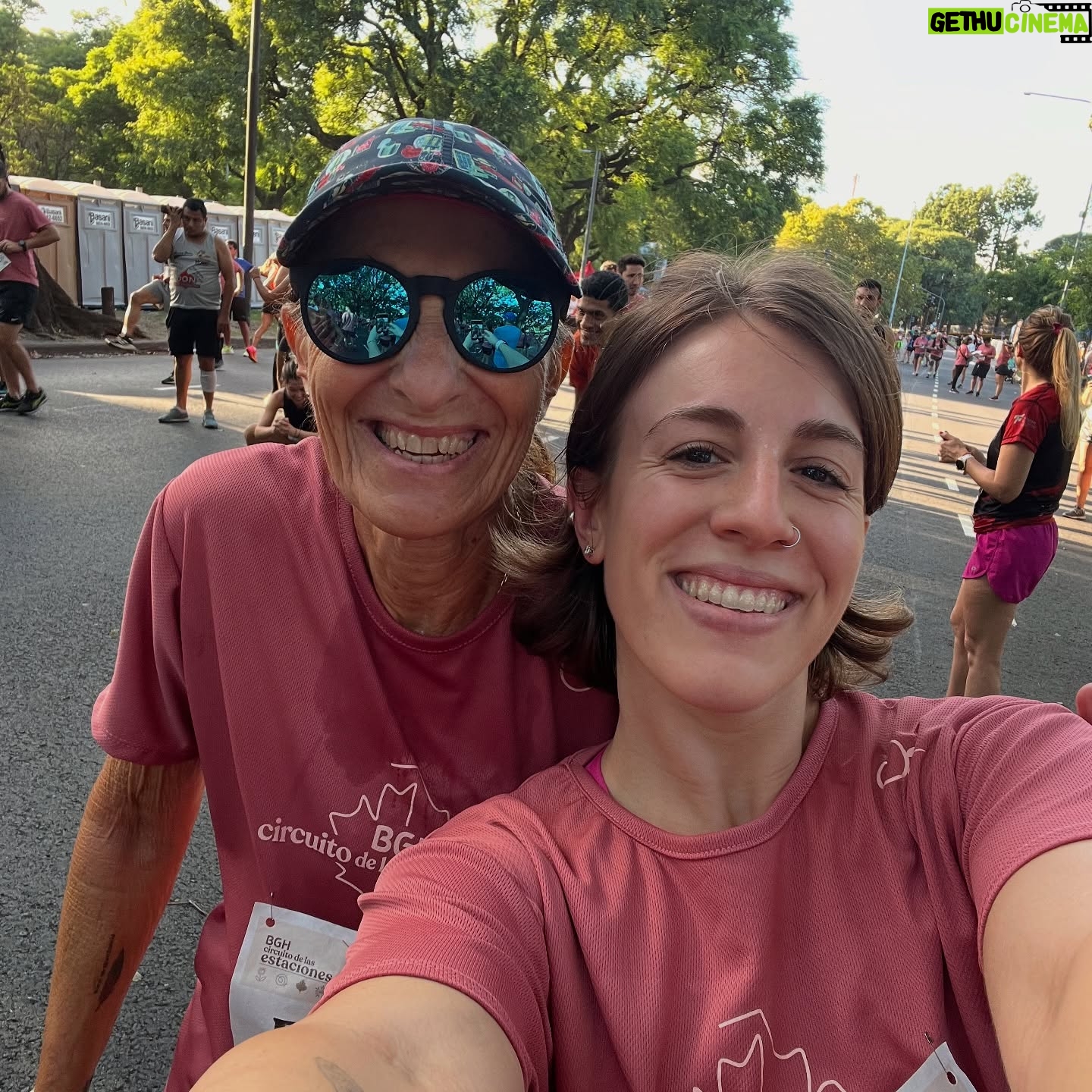 Laura Esquivel - 13.2K Likes - imposible resumir mi 2024. de hecho me pone de mal humor no poner todas las fotos que quiero.. pero bueno, aca van algunas jajaja ✨🥂
1. conocimos París 🥹
2. una de las fotos cuando estabamos creando la portada junto a @_yucindy @anfulful @notyouriso
3. Italia y @teenagedreamparty 🩷
4. Cleopatro @facucedeira y su acompañamiento que fue fundamental! te amo ❤️
5. sin @heymartii no hubiera viajado a Italia
6. rodando “Girasol” (el corte de mi álbum) junto al director @gus.nuniez y mis amigos de @heyboydenim que siempre me acompañan con su ropita.
7. como me tuve que quedar más tiempo en Italia, termine cargando mi álbum desde la tablet a todas las plataformas digitales.
8. la portada final @anfulful @notyouriso y vestidito de mis aligos @pupetete
9. grabando visualizers @gus.nuniez
10. mi primer show en @latrastiendaoficial
11. las chicas copiando pose.
12. coincidencias de la vida. abrazo de satisfacción con @_yucindy y feliz de que me acompañe en ésta nueva etapa de mi vida!
13. el #charlyday de @olgaenvivo que me transformó la vida
14. carrera con mamá @lahijadelviento
15. fui invitada a @premiosgardel y espero con ansias estar nominada en la próxima edición, levantando la bandera de artista independiente 🫶🏻 con vestidito hermoso de @pupetete
16. con él empezó todo.. mi Productor Musical @marcelonunezok pieza fundamental de éste nuevo camino.
17. papá se recibió de Profesor de Tenis.
y tantas cosas más….. que es imposible resumir todo acá…
GRACIAS A USTEDES por uno de los mejores años de mi vida 🦋!!!!!!