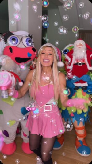 Laura Franco Instagram - BURBUJITAS DE AMOR Y PAZ PARA ESTA NAVIDAD 🎄✨💓

Les deseo que disfruten con mucha alegría con toda su familia! 🎁

Te mando millones de cuchi cuchis y mil abrazos de oso! 🐻💘

🎀 Pueden disfrutar de la música de Panam en las siguientes plataformas digitales: 
👉🏽 YouTube: Panam 
👉🏽 Spotify: Panam y Circo 
👉🏽 Instagram: Yosoypanam 
👉🏽 TikTok: Panamycirco