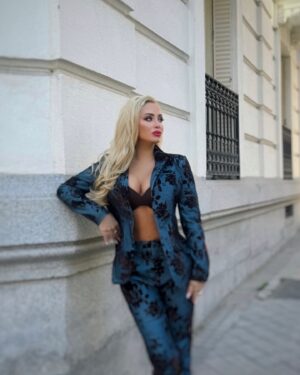 Laura Gadea Instagram - Me encanta mi traje de @FashionNova 💕💕💕
Lo podéis encontrar en la web así: 
Midnight Garden Blazer Pant Set - Blue/combo

#madrid #comunidadmadrid #comunidademadrid #comunidaddemadrid #spain #españa #love #photography #picoftheday #instagood #photooftheday #travel #fashion #art #style #happy #photo #instagram #summer #fitness #smile #europe #instalike #beauty