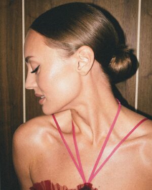 Laura Haddock Instagram - 📷 @halleybrisker 
Hair: @halleybrisker 
Makeup: @neilyoungbeauty
@bazaaruk @americanexpressuk