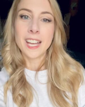 Laura Laune Instagram - « Sale pute », ce doit être l’insulte que j’ai le plus reçue sur mes réseaux ces dernières années. 

Sur le net, les femmes sont 27 fois plus susceptibles d’être victimes de haine ou de harcèlement. (ONU)

Au début je supprimais les messages, et puis, comme j’aime bien tout faire à l’envers, j’ai eu envie de les revendiquer, d’en parler, alors j’ai créé RIENAF, une marque où je recycle toutes ces insultes pour faire un pied de nez à mes haters (oui j’ai utilisé l’expression « faire un pied de nez », on n’est pas à l’abri que je sorte un « nom d’une pipe » dans pas longtemps)

RIENAF pour transformer la merde en or, mais aussi pour dénoncer le harcèlement en ligne, en parler, et dire aux personnes qui le vivent qu’elles ne sont pas seules. 

Avec mon équipe, on travaille activement à ce projet qui nous tient à cœur, et on frime un peu avec ce slogan qu’on aime bien et qui colle bien à cette photo : « chez RIENAF, c’est pas les insultes qui nous définissent, c’est nous qui les transcendons ». Nom d’une pipe.

Team Fragiles, Team Outsiders, Team Rienaf 🔥 

Lien vers la Charte pour elles : 

https://www.respectzone.org/la-charte-pour-elles/

@association_respect_zone
📸 : @brunogasperini 
Modèles : @francoislaly, @oliviergrandclaude