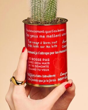 Laura Laune Instagram - « Sale pute », ce doit être l’insulte que j’ai le plus reçue sur mes réseaux ces dernières années. 

Sur le net, les femmes sont 27 fois plus susceptibles d’être victimes de haine ou de harcèlement. (ONU)

Au début je supprimais les messages, et puis, comme j’aime bien tout faire à l’envers, j’ai eu envie de les revendiquer, d’en parler, alors j’ai créé RIENAF, une marque où je recycle toutes ces insultes pour faire un pied de nez à mes haters (oui j’ai utilisé l’expression « faire un pied de nez », on n’est pas à l’abri que je sorte un « nom d’une pipe » dans pas longtemps)

RIENAF pour transformer la merde en or, mais aussi pour dénoncer le harcèlement en ligne, en parler, et dire aux personnes qui le vivent qu’elles ne sont pas seules. 

Avec mon équipe, on travaille activement à ce projet qui nous tient à cœur, et on frime un peu avec ce slogan qu’on aime bien et qui colle bien à cette photo : « chez RIENAF, c’est pas les insultes qui nous définissent, c’est nous qui les transcendons ». Nom d’une pipe.

Team Fragiles, Team Outsiders, Team Rienaf 🔥 

Lien vers la Charte pour elles : 

https://www.respectzone.org/la-charte-pour-elles/

@association_respect_zone
📸 : @brunogasperini 
Modèles : @francoislaly, @oliviergrandclaude