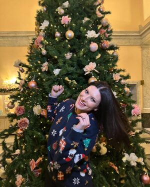 Laura Pausini Instagram - My Christmas 🎄❤️🇮🇹 2024
Buon Natale a tutti 
Happy Xmas ❄️Feliz Navidad ⭐️Feliz Natal 🎅🏻Joyeux noël 🕎 Happy Hanukkah