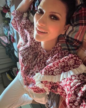 Laura Pausini Instagram - My Christmas 🎄❤️🇮🇹 2024
Buon Natale a tutti 
Happy Xmas ❄️Feliz Navidad ⭐️Feliz Natal 🎅🏻Joyeux noël 🕎 Happy Hanukkah