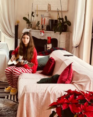 Laura Pausini Instagram - My Christmas 🎄❤️🇮🇹 2024
Buon Natale a tutti 
Happy Xmas ❄️Feliz Navidad ⭐️Feliz Natal 🎅🏻Joyeux noël 🕎 Happy Hanukkah