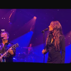 Laura Smet Instagram - Merci @david_hallyday mon cher frère de m'avoir invité à ton show de ouf ♥️ je suis tellement fière de toi 🤩🫶 papa doit être si heureux de là haut 🙏♥️ trac de fou mais joie encore plus grande . Merci à ce magnifique public 🙏 #requiempourunfou #davidhallyday #onsefaitpeur #palaisdessports #barbarabui @cyrilhair @luna.betsch @isabrulier @charlottetourret