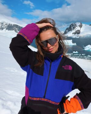 Laura Wontorra Instagram - Expeditionswoche 3 ❄️🛳️ neigt sich dem Ende zu und damit auch die aufregende Reise in die Antarktis –  dem fünftgrößter Kontinent unserer Erde! Meine siebte noch fehlende Kontinentnadel  habe ich gesteckt und einen Ort gesehen, der mich unglaublich fasziniert hat 💙 Die letzten Tage an Bord der HANSEATIC inspiration waren wie eine Reise in eine andere Welt: Eisberge, die schimmern wie Diamanten, Pinguine in ihrem natürlichen Lebensraum, Wale nur Meter vom Zodiac entfernt und eine Stille, die so kraftvoll ist, dass sie einem den Atem raubt. Ähnlich wie das Eisbad auf Deception Island! #ididit 💪 und zum krönenden Abschluss noch ein echtes nautisches Highlight mit dem Kap Hoorn ⚓️

Was diese Expedition so besonders macht? Dank des großartigen Teams von @hapaglloydcruises habe ich nicht nur die unberührte Natur hautnah erlebt, sondern auch so viel gelernt – über die Region, die Tierwelt und die Bedeutung von nachhaltigem Reisen.
Danke an das ganze Team für dieses unvergessliche Erlebnis. ❤ |Anzeige

#HANSEATICinspiration #hapaglloydcruises #hlcruises #hapaglloydexpeditions