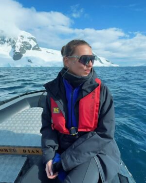 Laura Wontorra Instagram - Expeditionswoche 3 ❄️🛳️ neigt sich dem Ende zu und damit auch die aufregende Reise in die Antarktis –  dem fünftgrößter Kontinent unserer Erde! Meine siebte noch fehlende Kontinentnadel  habe ich gesteckt und einen Ort gesehen, der mich unglaublich fasziniert hat 💙 Die letzten Tage an Bord der HANSEATIC inspiration waren wie eine Reise in eine andere Welt: Eisberge, die schimmern wie Diamanten, Pinguine in ihrem natürlichen Lebensraum, Wale nur Meter vom Zodiac entfernt und eine Stille, die so kraftvoll ist, dass sie einem den Atem raubt. Ähnlich wie das Eisbad auf Deception Island! #ididit 💪 und zum krönenden Abschluss noch ein echtes nautisches Highlight mit dem Kap Hoorn ⚓️

Was diese Expedition so besonders macht? Dank des großartigen Teams von @hapaglloydcruises habe ich nicht nur die unberührte Natur hautnah erlebt, sondern auch so viel gelernt – über die Region, die Tierwelt und die Bedeutung von nachhaltigem Reisen.
Danke an das ganze Team für dieses unvergessliche Erlebnis. ❤ |Anzeige

#HANSEATICinspiration #hapaglloydcruises #hlcruises #hapaglloydexpeditions