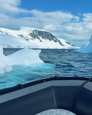 Laura Wontorra Instagram - Expeditionswoche 3 ❄️🛳️ neigt sich dem Ende zu und damit auch die aufregende Reise in die Antarktis –  dem fünftgrößter Kontinent unserer Erde! Meine siebte noch fehlende Kontinentnadel  habe ich gesteckt und einen Ort gesehen, der mich unglaublich fasziniert hat 💙 Die letzten Tage an Bord der HANSEATIC inspiration waren wie eine Reise in eine andere Welt: Eisberge, die schimmern wie Diamanten, Pinguine in ihrem natürlichen Lebensraum, Wale nur Meter vom Zodiac entfernt und eine Stille, die so kraftvoll ist, dass sie einem den Atem raubt. Ähnlich wie das Eisbad auf Deception Island! #ididit 💪 und zum krönenden Abschluss noch ein echtes nautisches Highlight mit dem Kap Hoorn ⚓️

Was diese Expedition so besonders macht? Dank des großartigen Teams von @hapaglloydcruises habe ich nicht nur die unberührte Natur hautnah erlebt, sondern auch so viel gelernt – über die Region, die Tierwelt und die Bedeutung von nachhaltigem Reisen.
Danke an das ganze Team für dieses unvergessliche Erlebnis. ❤ |Anzeige

#HANSEATICinspiration #hapaglloydcruises #hlcruises #hapaglloydexpeditions