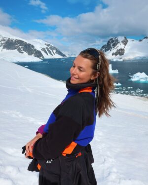 Laura Wontorra Instagram - Expeditionswoche 3 ❄️🛳️ neigt sich dem Ende zu und damit auch die aufregende Reise in die Antarktis –  dem fünftgrößter Kontinent unserer Erde! Meine siebte noch fehlende Kontinentnadel  habe ich gesteckt und einen Ort gesehen, der mich unglaublich fasziniert hat 💙 Die letzten Tage an Bord der HANSEATIC inspiration waren wie eine Reise in eine andere Welt: Eisberge, die schimmern wie Diamanten, Pinguine in ihrem natürlichen Lebensraum, Wale nur Meter vom Zodiac entfernt und eine Stille, die so kraftvoll ist, dass sie einem den Atem raubt. Ähnlich wie das Eisbad auf Deception Island! #ididit 💪 und zum krönenden Abschluss noch ein echtes nautisches Highlight mit dem Kap Hoorn ⚓️

Was diese Expedition so besonders macht? Dank des großartigen Teams von @hapaglloydcruises habe ich nicht nur die unberührte Natur hautnah erlebt, sondern auch so viel gelernt – über die Region, die Tierwelt und die Bedeutung von nachhaltigem Reisen.
Danke an das ganze Team für dieses unvergessliche Erlebnis. ❤ |Anzeige

#HANSEATICinspiration #hapaglloydcruises #hlcruises #hapaglloydexpeditions