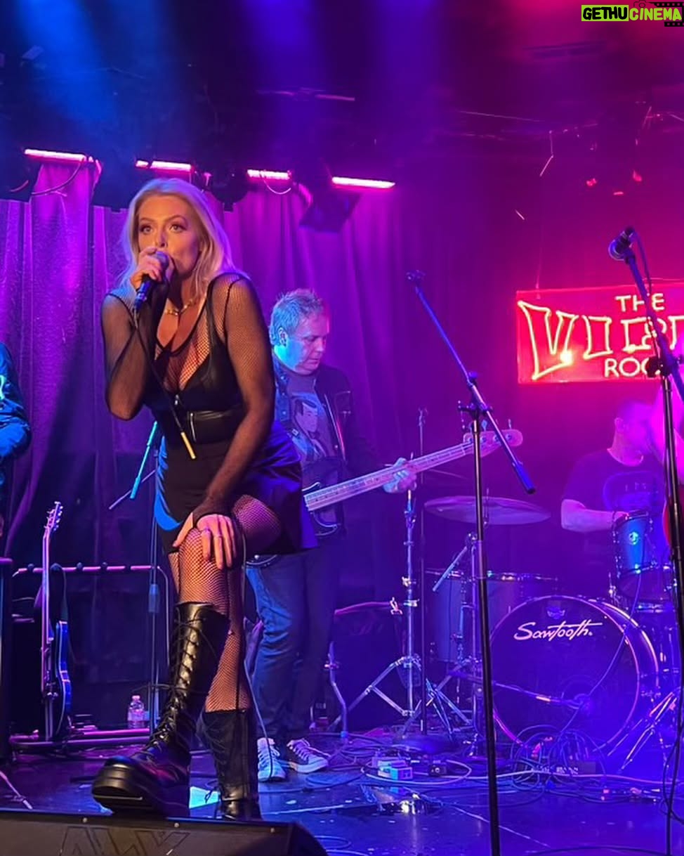 Lauren Ash - 13.2K Likes - Swipe to see some of my fave pics from my gig last night at the Viper Room! Thank you to everyone who came out and got sweaty dancing with us! Til the next time! Oh and remember to π save my new song Pathological (l i n k i n b i o) #music #band #viperroom #singer #poppunk #punk #superstore #dinafox