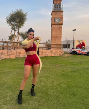 Lauren Cruz Instagram - J’ai découvert ce refuge animalier @albuqaish.jungle2 à dubai qui accueille les animaux abandonnés mais également les éduques des leur naissance. Le propriétaire m’a permis de pouvoir les toucher sous sa présence. Il les a éduqué avec amour et j’ai ressenti cela dès que j’ai mis un pied dans ce refuge. Ce n’ai pas un simple zoo mais réellement un endroit où les animaux reçoivent l’aide et l’amour dont ils ont besoin. ❤️ j’oublierai jamais ce moment, où la peur et l’émerveillement d’être aussi proche de ses animaux libres ne faisaient qu’un !