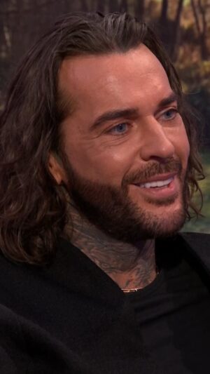 Lauren Laverne Instagram - TOWIE star @p_wicks01 discusses whether he thinks his Essex accent has influenced his success 🗯️

#TheOneShow #iPlayer