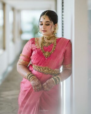 Laxmi Shetty Instagram - ngl I loved my wedding look, simple, elegant & PINK! 🙈💖 

Sari @jayalakshmionline 
Jewelry @kundan.jewellers 
🎥 @thecelebrant.in 
Makeup @megna_alva 
Hair @manish_hairstylist 
.
.
.
.
.
.

#southindianbrides #bridesofsouthindia #southindianjewellery #bridal #bridallook #explorepage #indianwedding #indianbride 
South Indian bride, sari bridal look, explore page, Indian wedding, south bride, brides of south